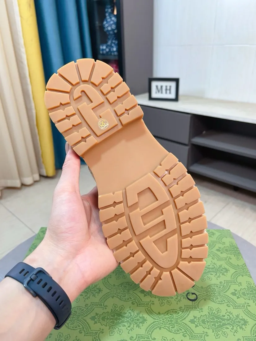 Men's shoes 💰540🌸🌸 (GUCCI) [cow lining plus velvet optional] [can be made without standard] New product Martin boots imported from Canada with full top layer high mercerized frosted fabric, punched using 3D digital technology, high-end and classy, ​​versatile to wear, full of three-dimensionality, close pictures will make you obsessed with the leather. You can't extricate yourself ~ the best on the market.          Fabric: Cowhide/Embossed Lining: Cowhide.          Please make a note when placing an order, sizes: 38-44 (37, 45, 46 can be customized and cannot be returned or exchanged) 5 colors available; black, gray, khaki, coffee, and earthy yellow